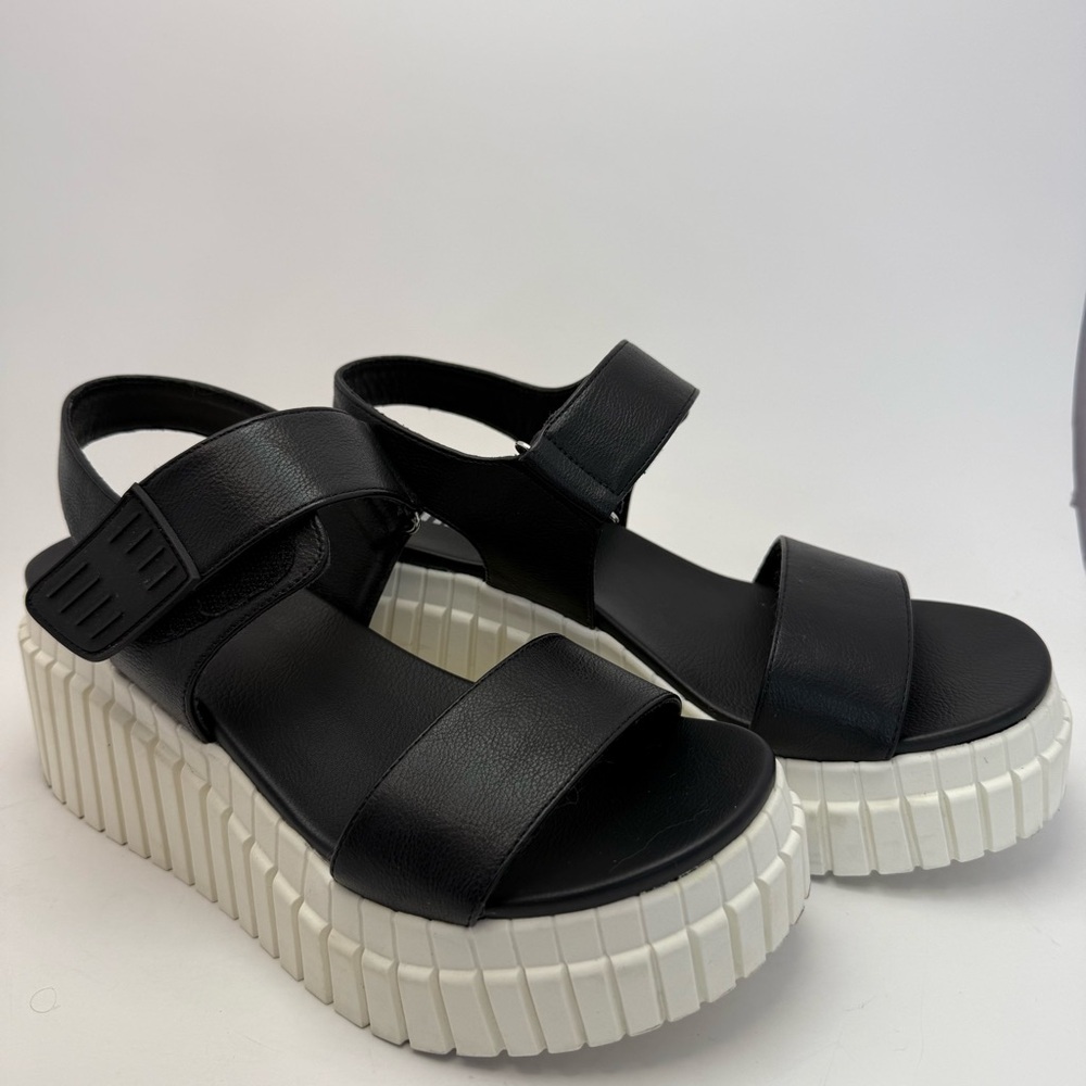 Von Maur Women’s‎ Strappy Platform Sandals Open Toe Black And White 7.5